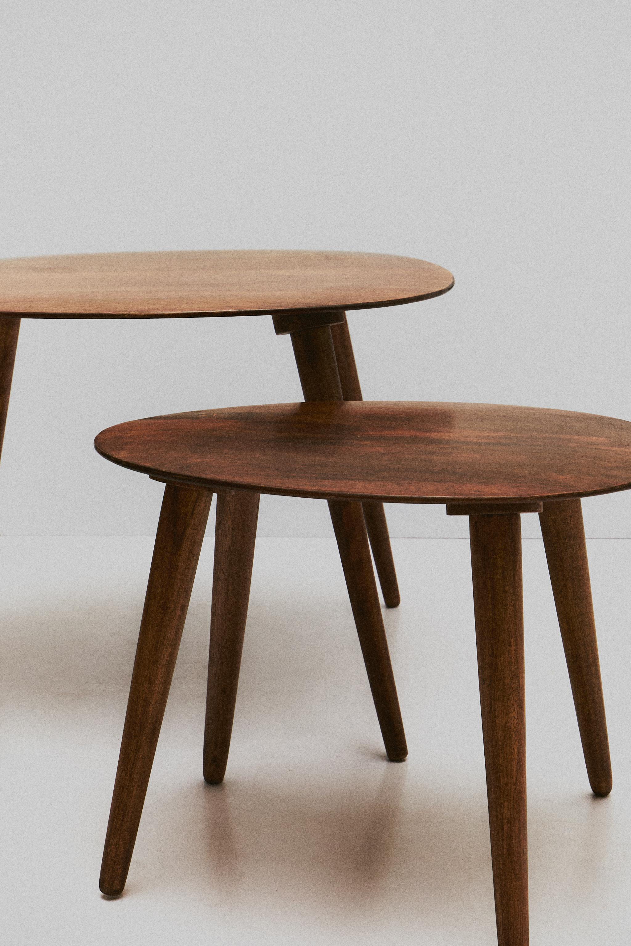 TABLE BASSE EN BOIS BISELÉE